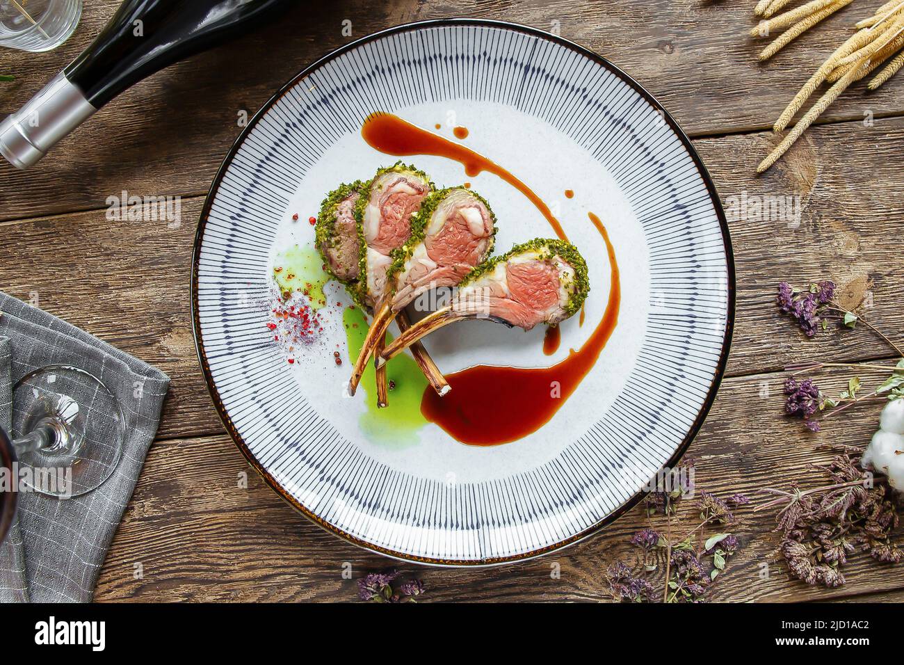 Blick von oben auf dem Teller mit Gourmet-Lammschnitzel-Rippchen Stockfoto