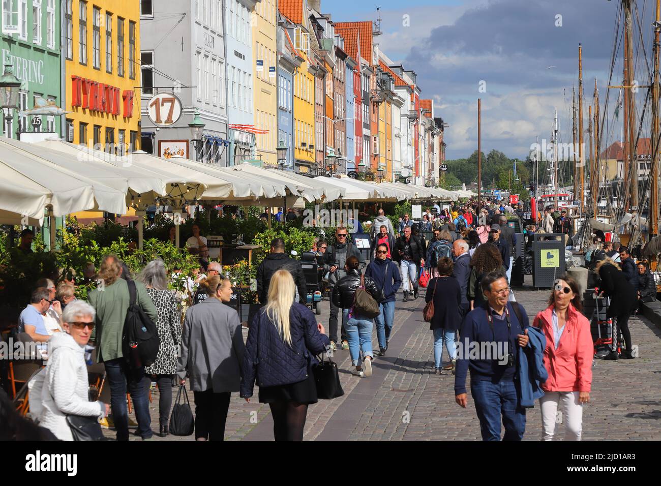 Kopenhagen, Dänemark - 14. Juni 2022: Menschen, die im Hafengebiet von Nyhavn spazieren. Stockfoto