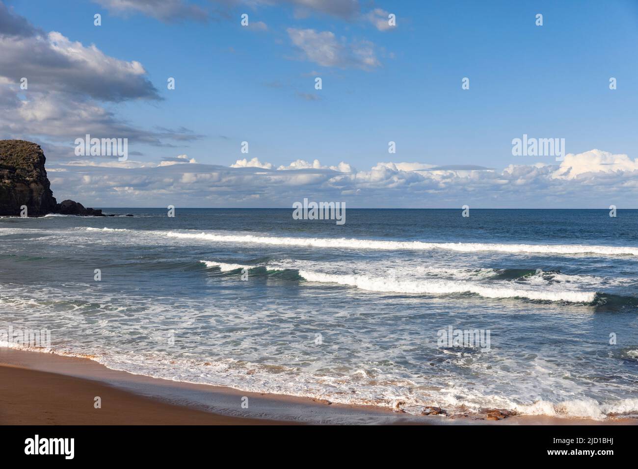Avalon Beach Australien, blauer Himmel überwintert den Tag mit rollender Meeresbrandung, Sydney, NSW, Australien Stockfoto