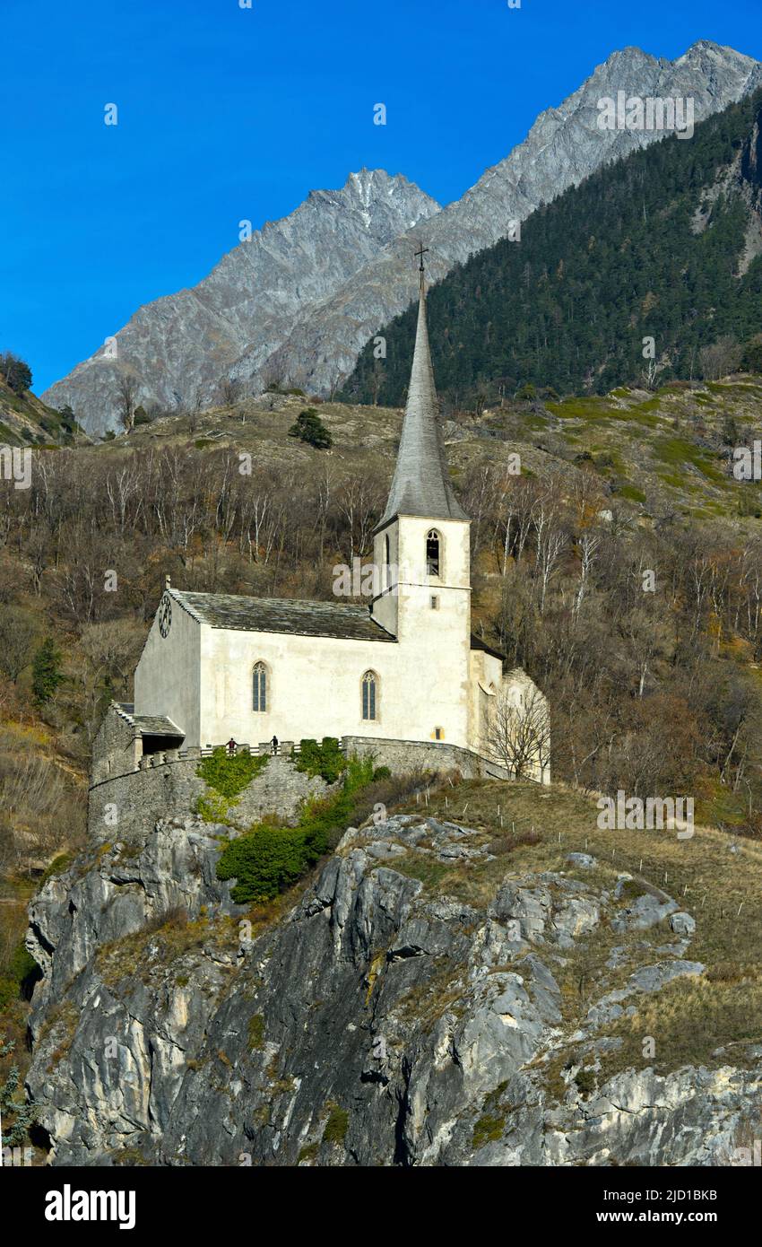 Die mittelalterliche Kirche St. Romanus auf dem Burgfelsenfelsen, Raron, Wallis, Schweiz Stockfoto