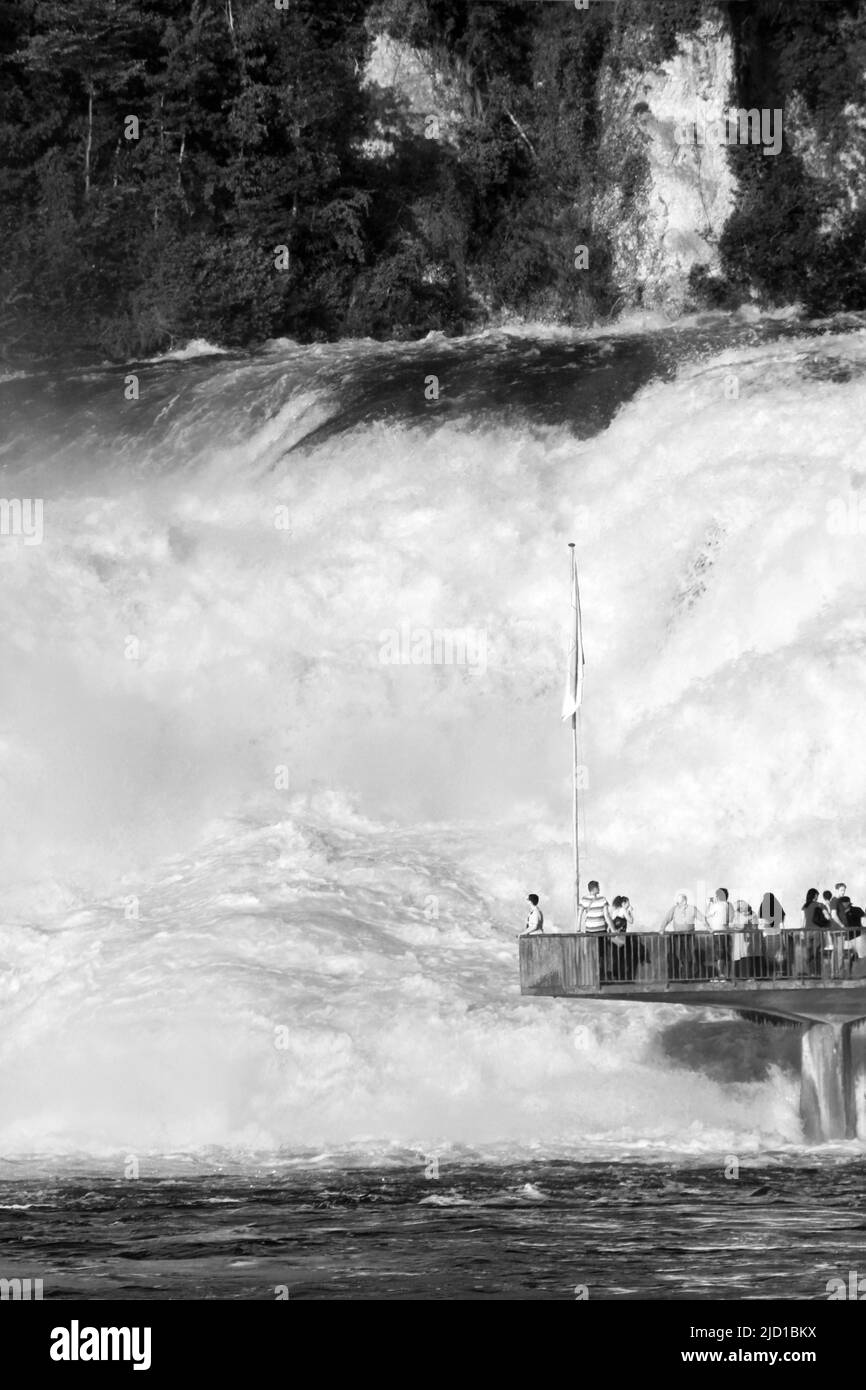 Neuhausen, Schweiz - 18. Juli 2015: Rheinfall - der größte Wasserfall Europas, von der Besucherplattform aus gesehen Stockfoto