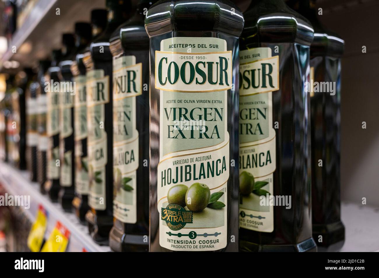 Flasche spanisches Olivenöl extra-Virgin Coosur Marke zum Verkauf in einem  Carrefour Supermarkt in Spanien gesehen Stockfotografie - Alamy