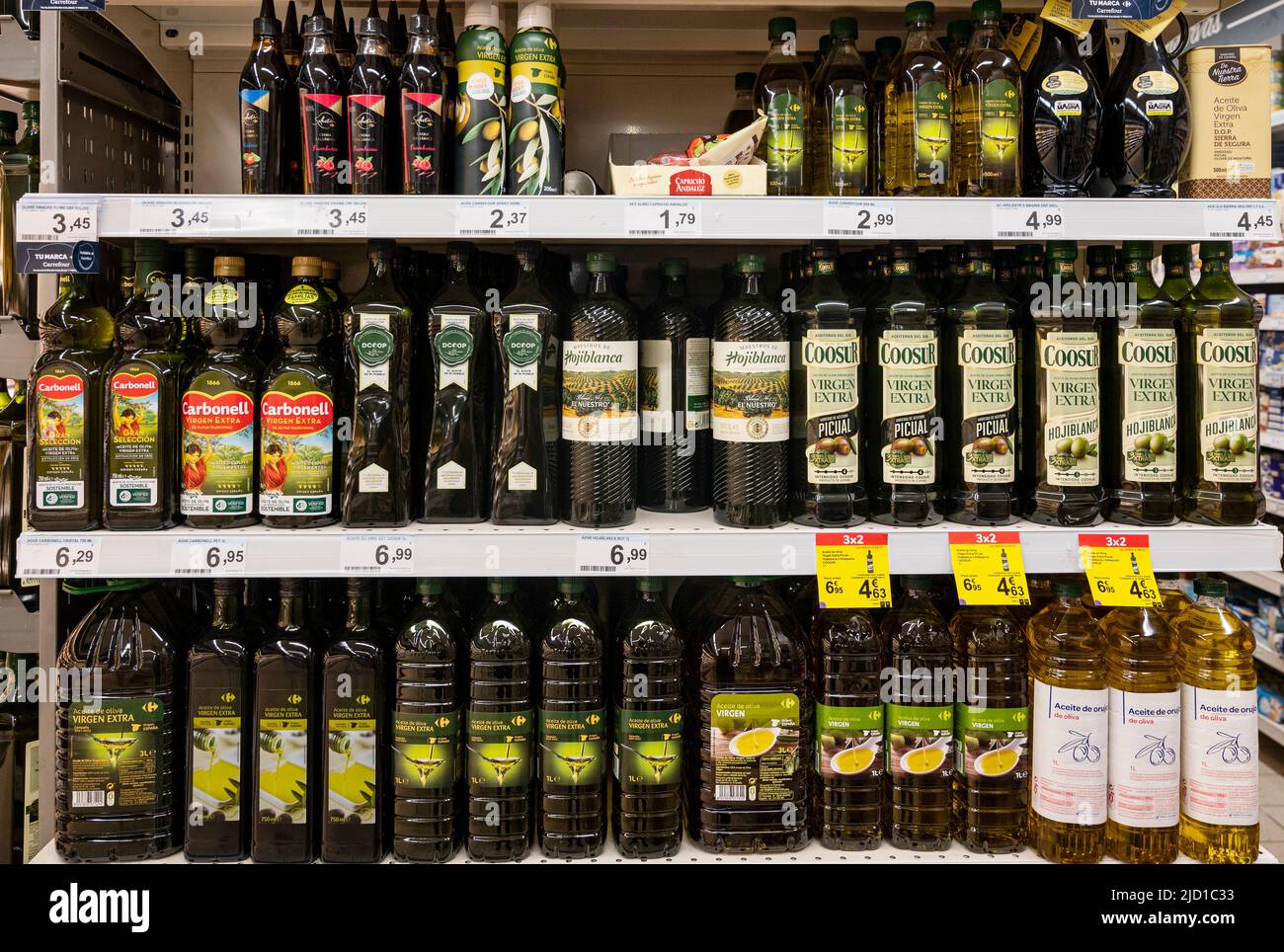 Olivenöl in Carrefour-Supermarkt Stockfotografie - Alamy