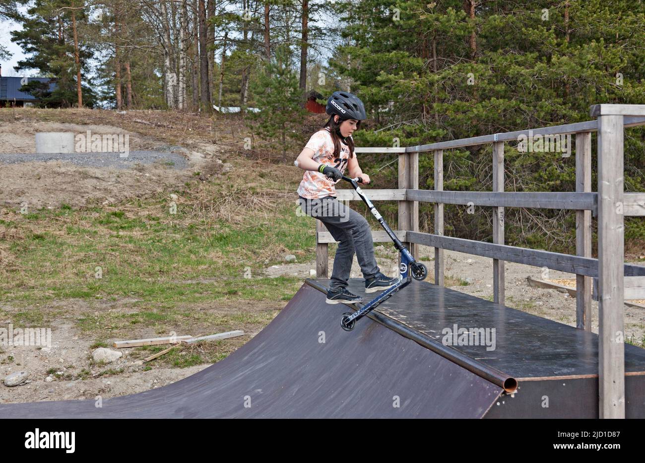Umea, Norrland Schweden - 20. Mai 2022: Kicker dreht sich auf einer Skateboard Rampe Stockfoto