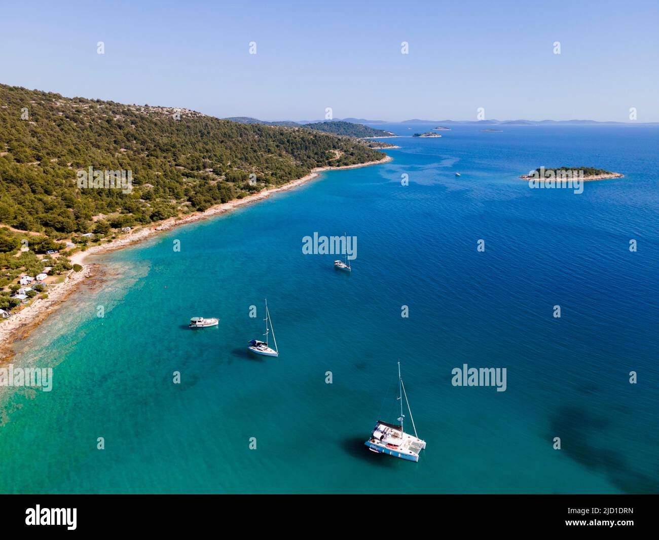 Drohnenschuss, Schiffe in der Bucht von Kosirina, Murter, Insel Murter, Dalmatien, Kroatien Stockfoto