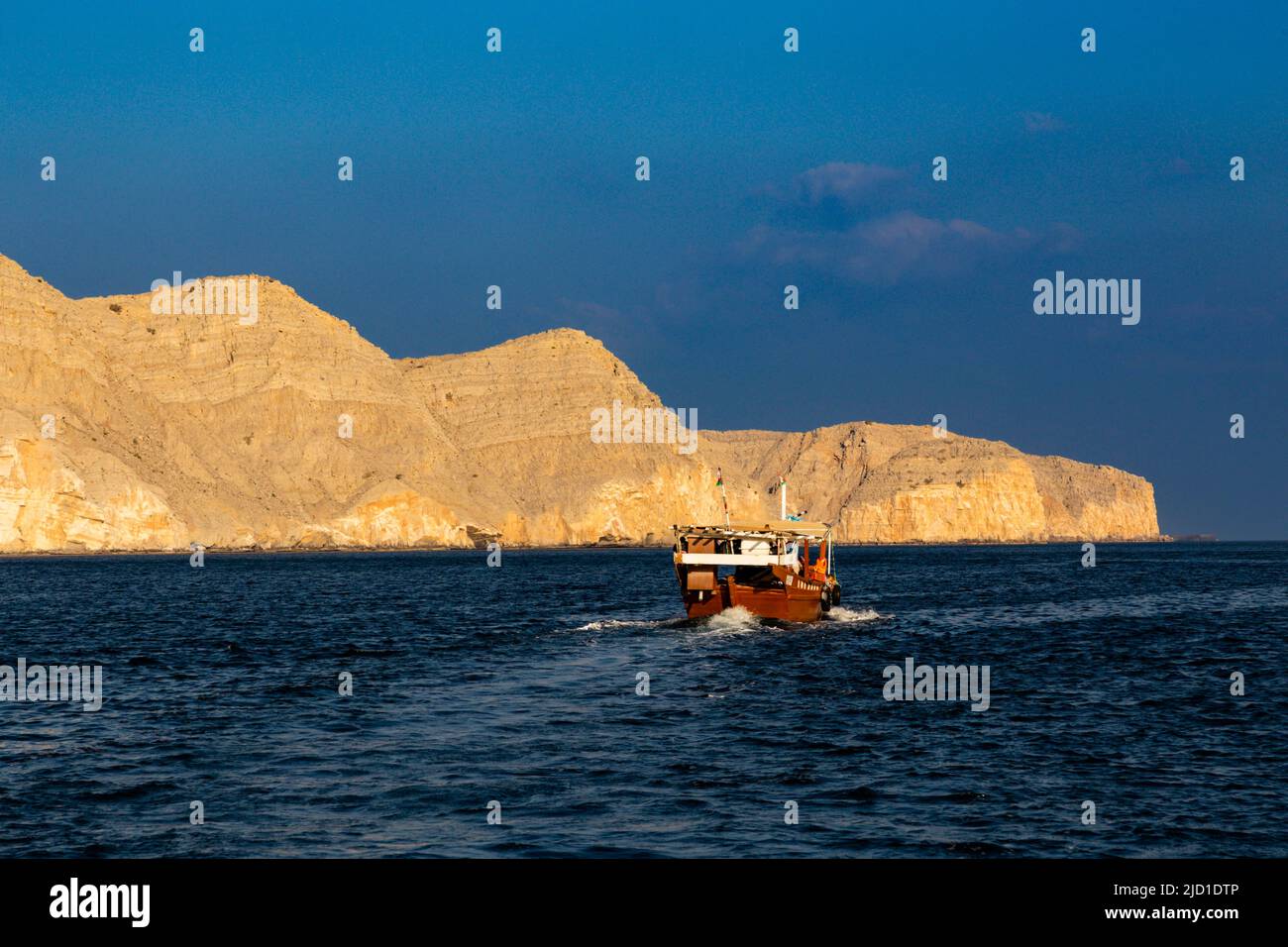 Dhow in den Fjorden von Musandam, Halbinsel Musandam, Sultanat von Oman Stockfoto