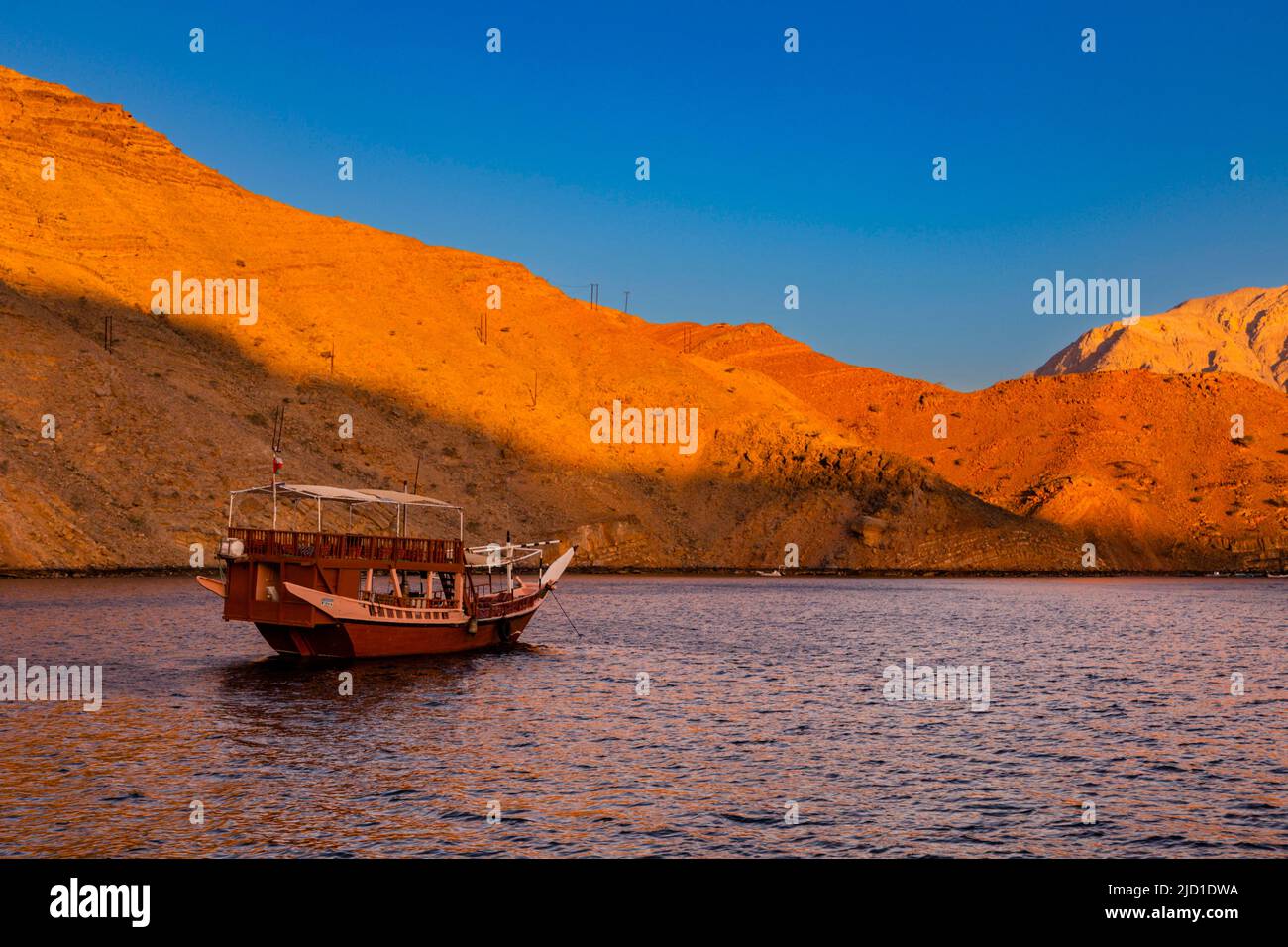 Dhow in den Fjorden von Musandam, Halbinsel Musandam, Sultanat von Oman Stockfoto