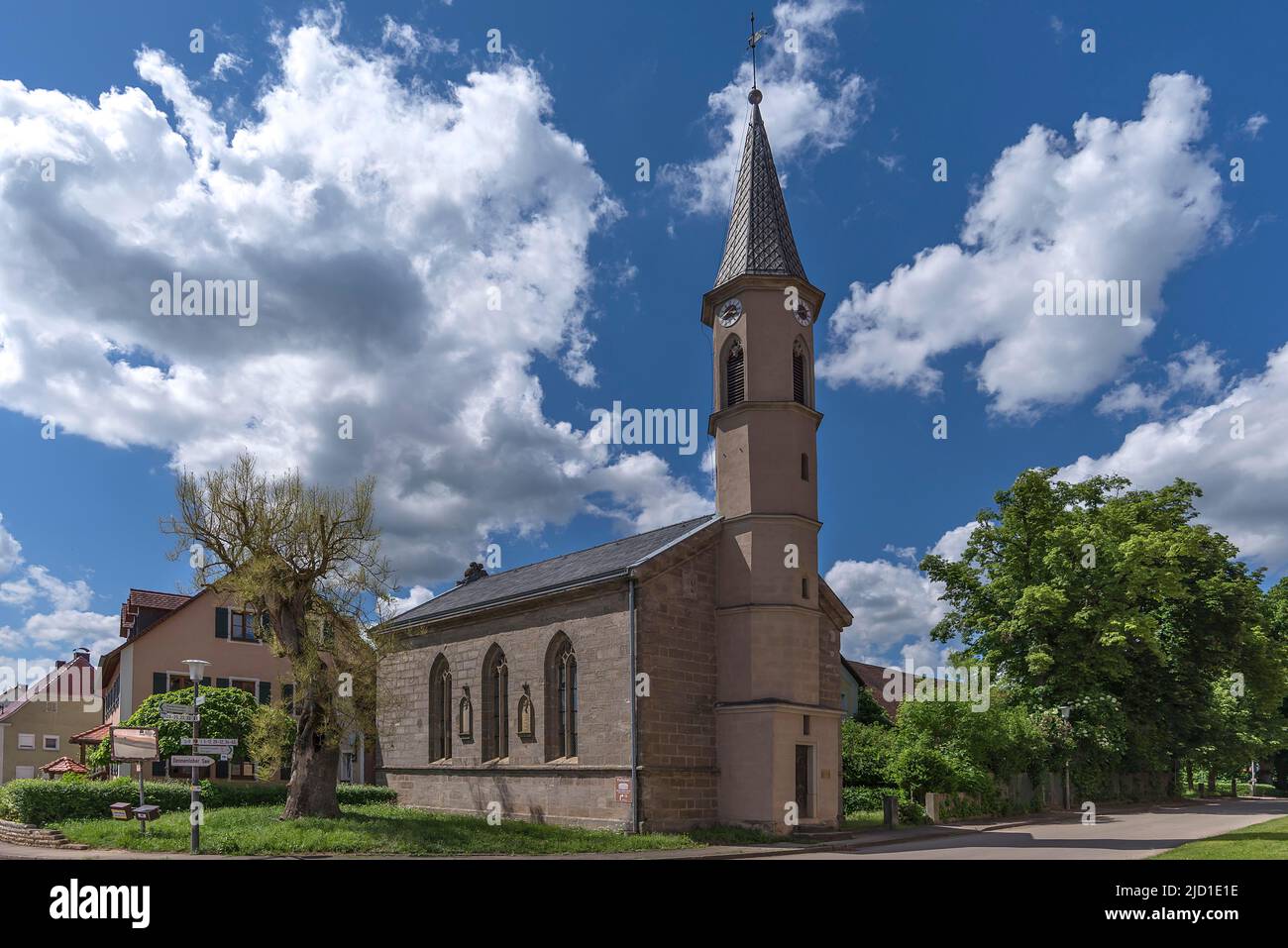 Historische Burgkapelle, erbaut 1497, Turm neugotisch umgebaut 1868, Dennenlohe, Mittelfranken, Bayern, Deutschland Stockfoto