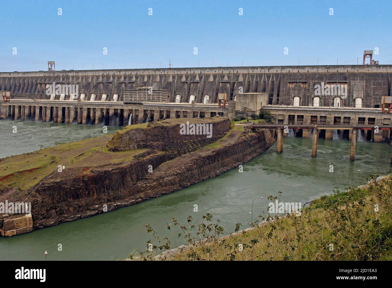 Rückseite des Staudamms mit Turbinenspeisungen in Itaipu, dem Kraftwerk zwischen Paraguay und Brasilien, dem zweitgrößten Wasserkraftwerk Stockfoto