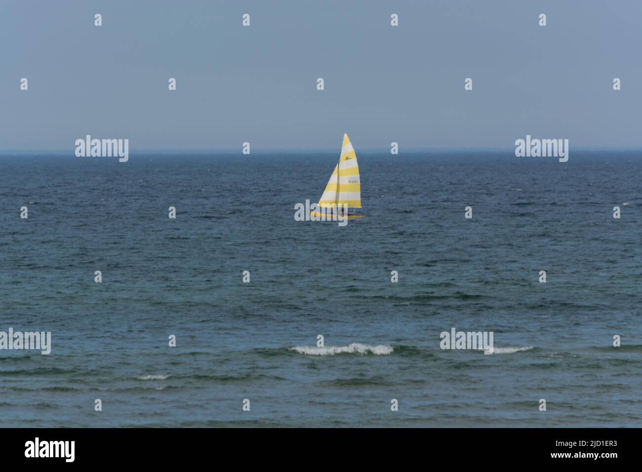 Zeesenboot nannte Blondine im Hafen von Ahrenshoop an der Ostsee, Deutschland. Stockfoto