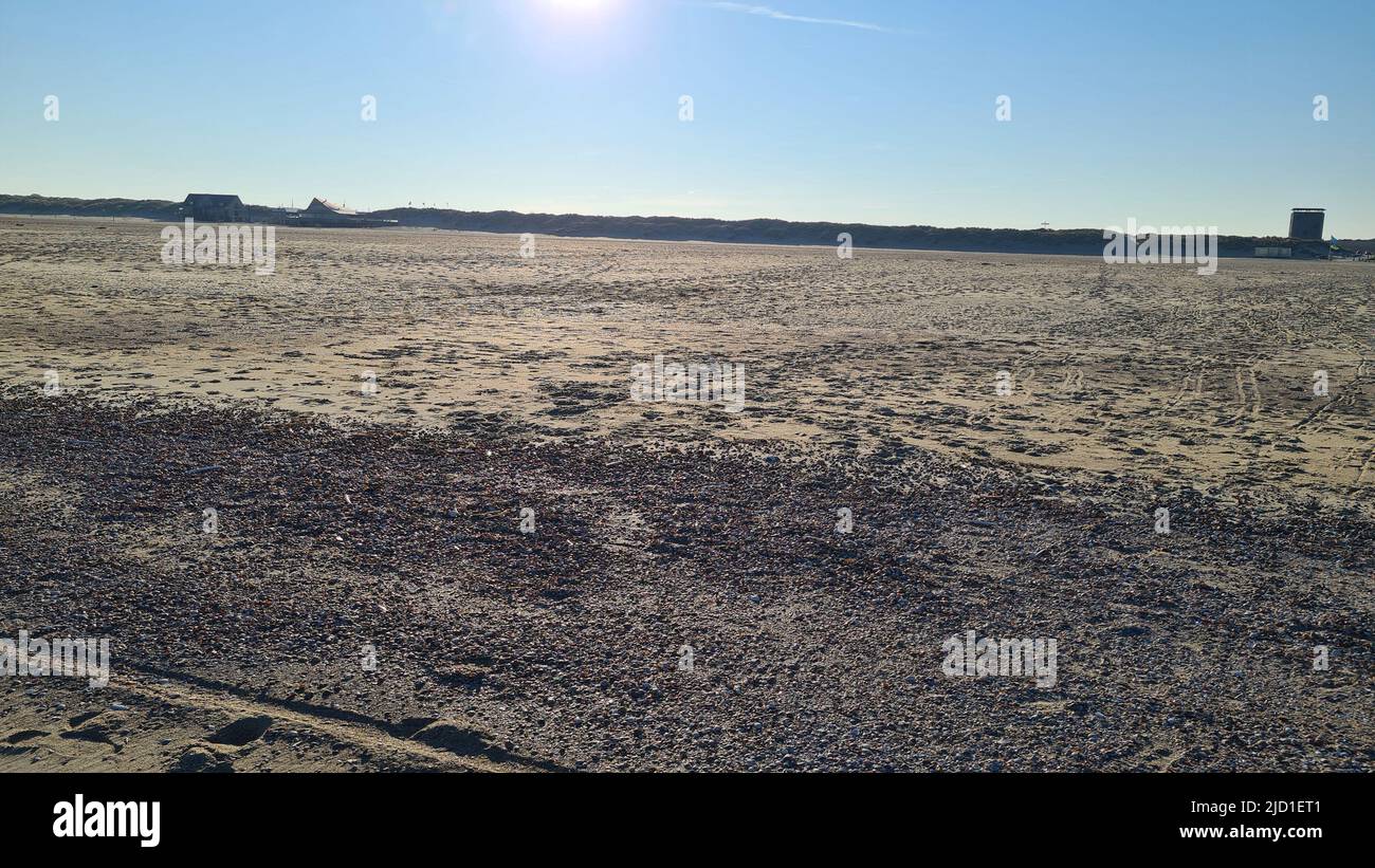 Blick auf den Ferienort Port Zelande und seine Umgebung auf den See und die Dünen unter einem teilweise blauen Himmel Stockfoto
