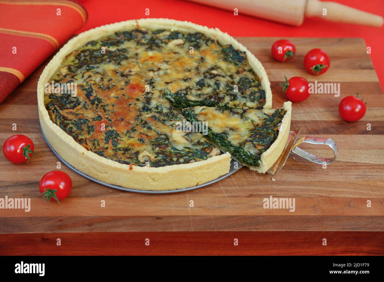 Schwäbische Küche, Spinatkuchen mit Mürbeteig, herzhafter Kuchen, Hauptgericht, Backen, aus dem Ofen, typisch schwäbisch, vegetarisch, gesund Stockfoto