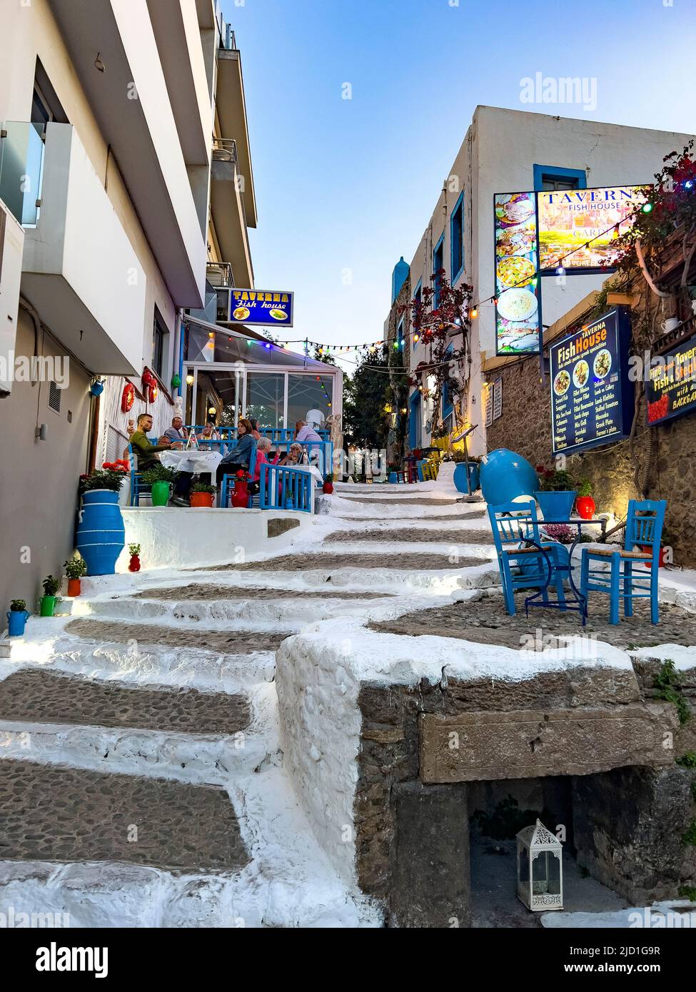 Kos-Greece-05.31.2022; Geschäfte im Stadtzentrum von Kos Island. Kleine Gasse mit Steinleitern. Stockfoto
