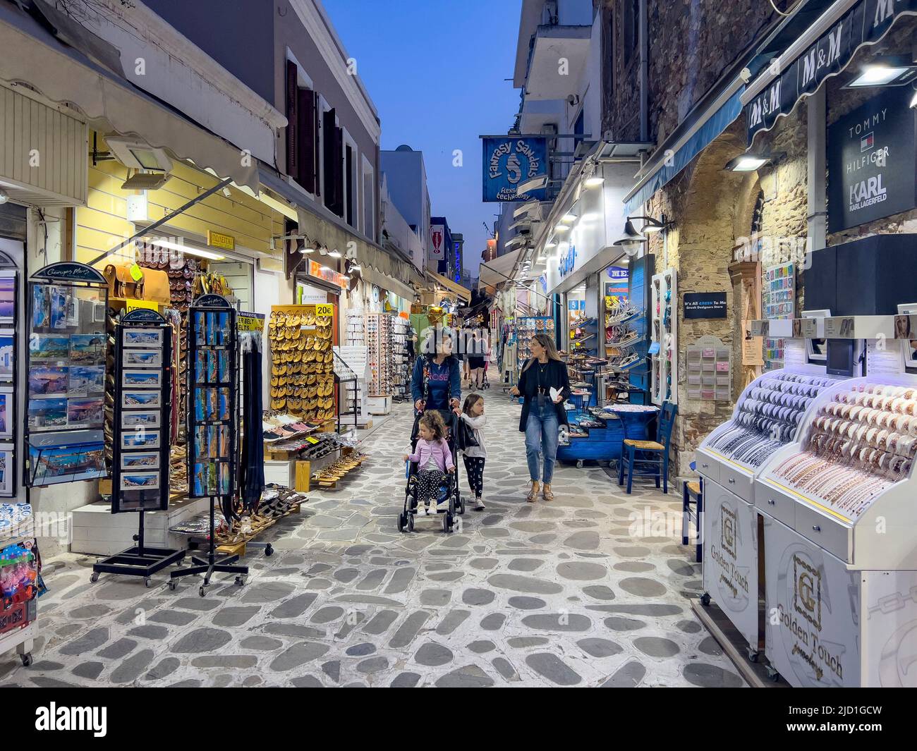 Kos-Griechenland, 05.31.2022: Geschäfte im Stadtzentrum von Kos Island Stockfoto