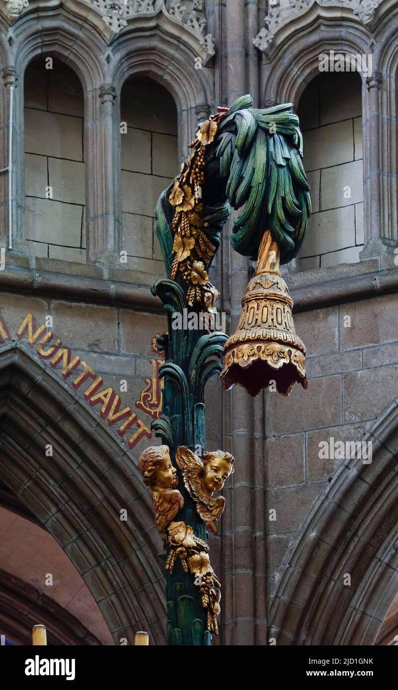 Ciborium über dem Hochaltar n in Form einer Palme, auf dem obersten Kelch, in dem die Gastgeber aufbewahrt werden, gotische Kathedrale Saint-Paul Aurelien Stockfoto