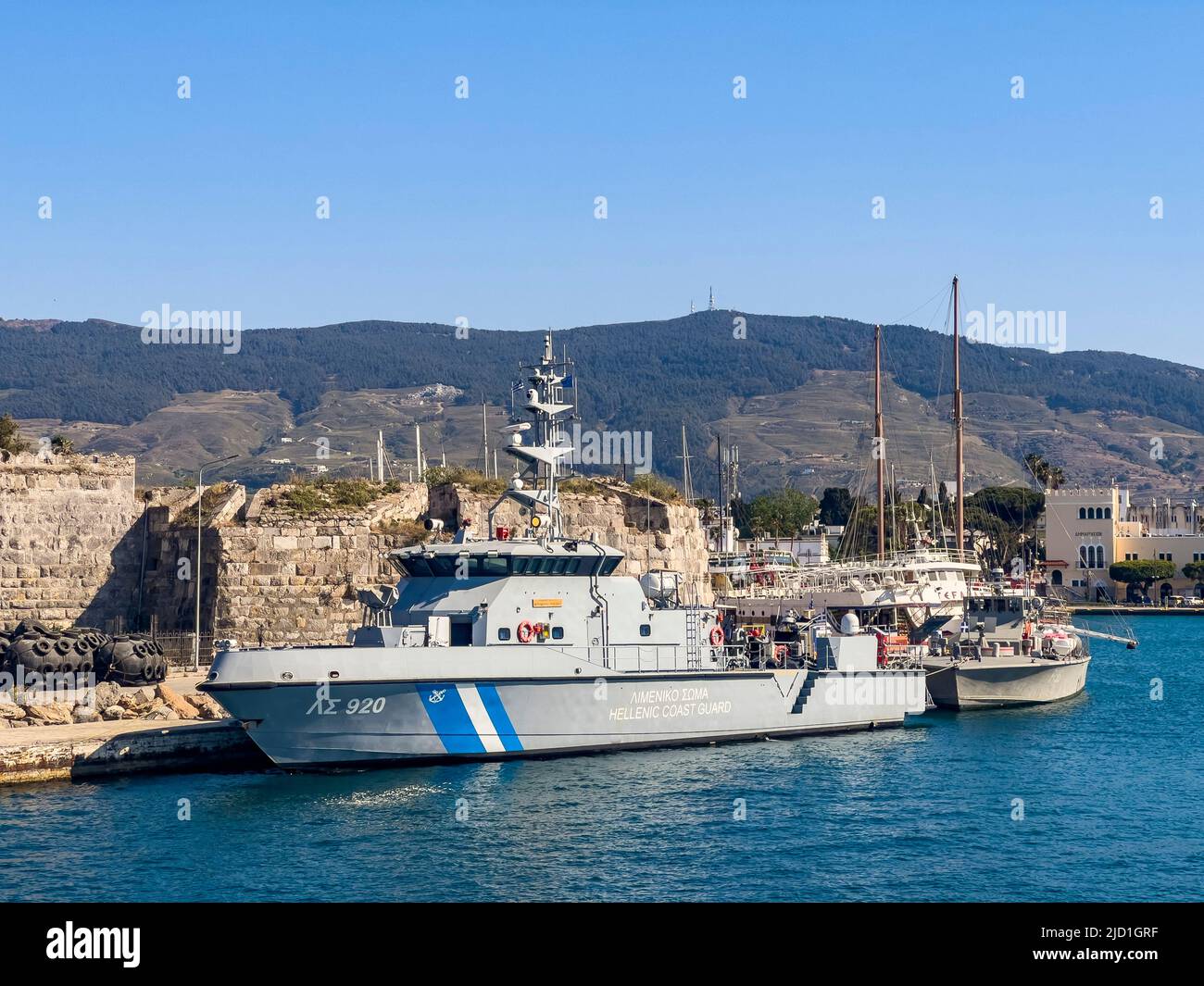 Kos-Greece-05.31.2022; Griechische Küstenwache am Eingang zum Hafen der Insel Kos. Stockfoto