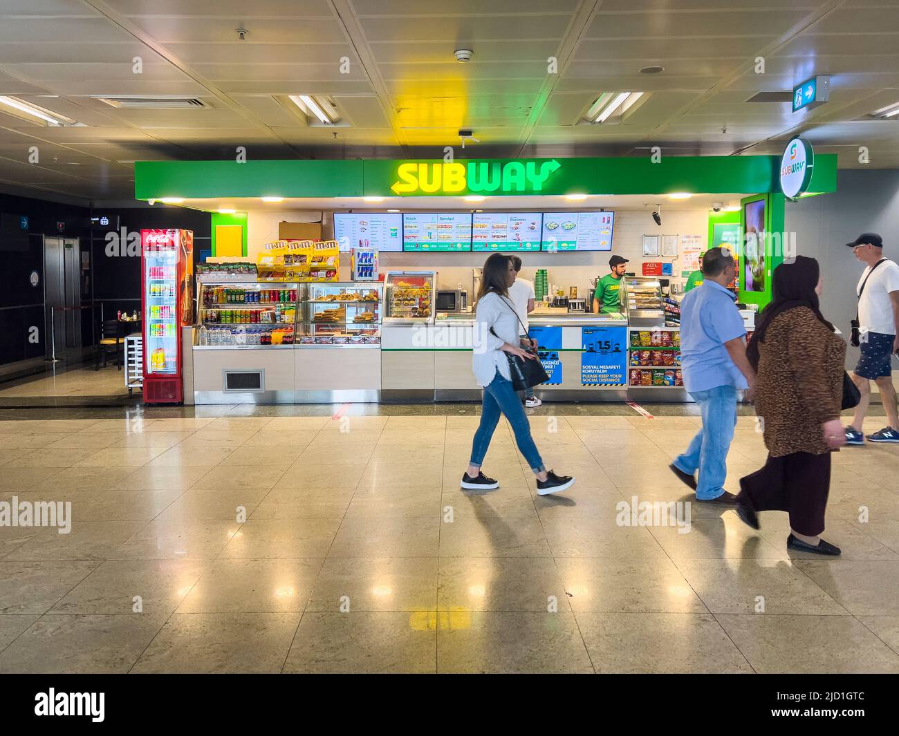 Istanbul, Türkei, 06.17.2022: Lebensmittelgeschäfte am Flughafen Sabiha Gokcen (SAW) in Istanbul. Fassade der Subway Fast Food-Kette Stockfoto