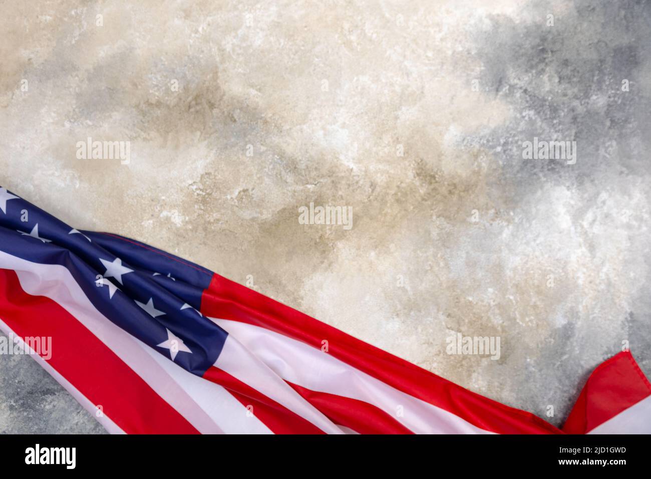 Nahaufnahme der zerzauste amerikanische Flagge. Satin Textur gekrümmte Flagge der USA. Memorial Day oder 4.. Juli. Banner, Freiheitskonzept Stockfoto