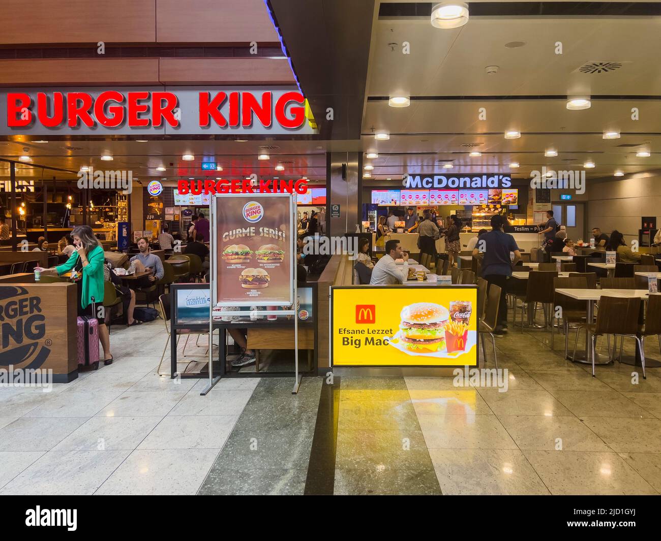 Istanbul, Türkei, 06.17.2022: Lebensmittelgeschäfte am Flughafen Sabiha Gokcen (SAW) in Istanbul. Fassade von Burger King und McDonalds Fast Food-Kette Stockfoto