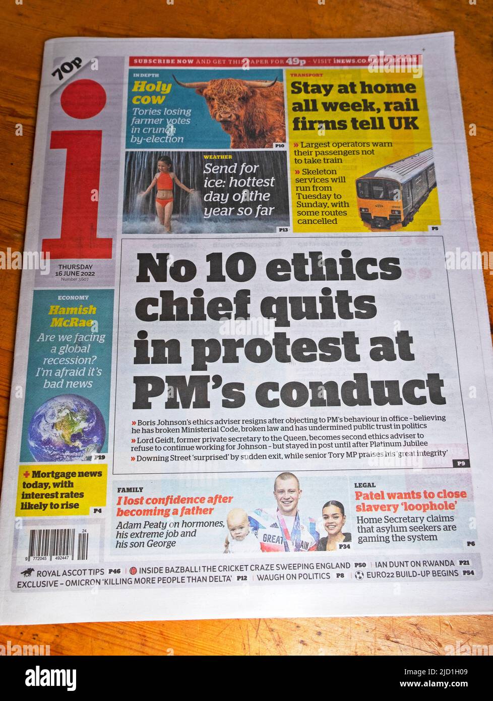 i Zeitung headline Boris Johnson Lord Geidt resignation 16 June 2022 "No 10 Ethics Chief gibt aus Protest gegen das Verhalten des Premierministers auf" London UK Stockfoto