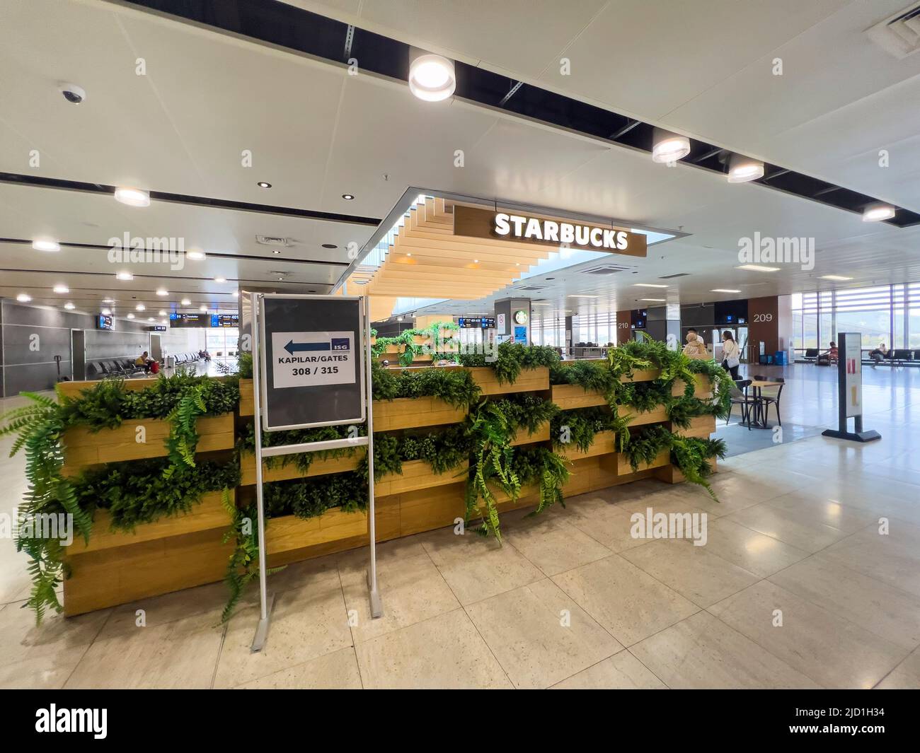 Istanbul, Türkei, 06.17.2022: Lebensmittelgeschäfte am Flughafen Sabiha Gokcen (SAW) in Istanbul. Fassade von Starbucks Stockfoto