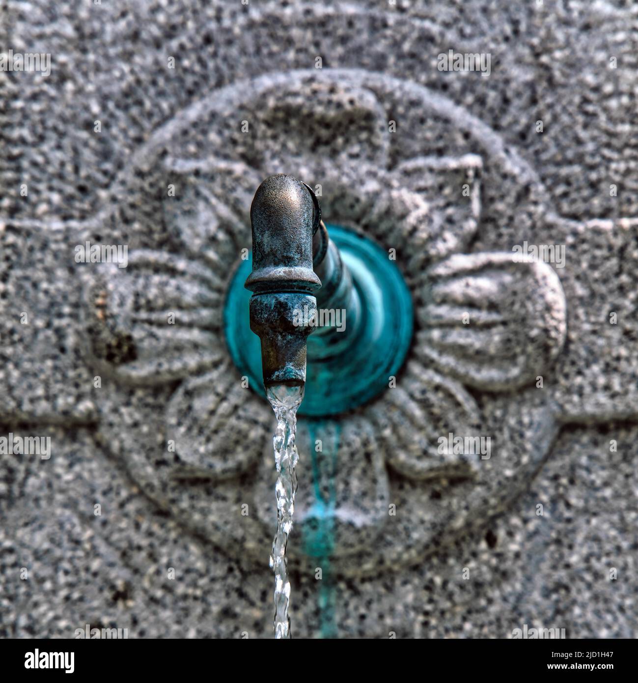 Nahaufnahme, türkisfarbener Wasserhahn, Brunnen, plätscherndes Wasser, Rueti, Schweiz Stockfoto