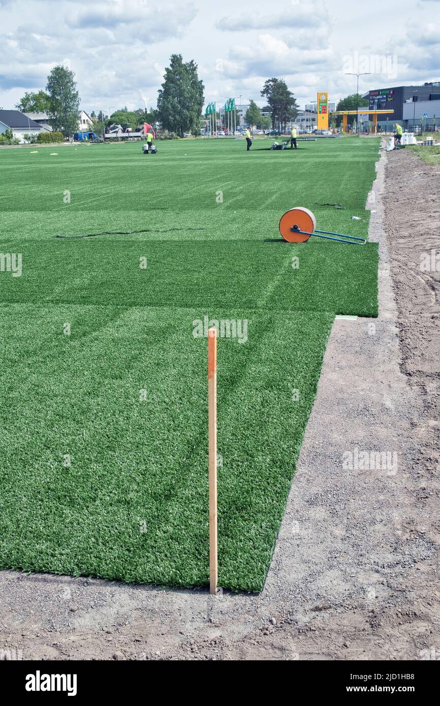 Kunstrasen liegt auf einem Outdoor-Sportplatz Stockfoto