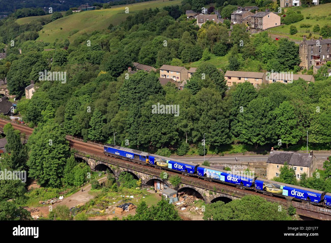 Eine GBRF-Diesellokomotive hat gerade den Rochdale-Kanal zwischen Walsend und Todmorden mit einem Biomassezug von Liverpool zum Kraftwerk Drax überquert. Stockfoto