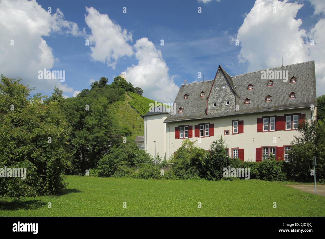 Bassenheimer Hof und Schloss Scharfenstein in Kiedrich, Rheingau, Taunus, Hessen, Deutschland Stockfoto