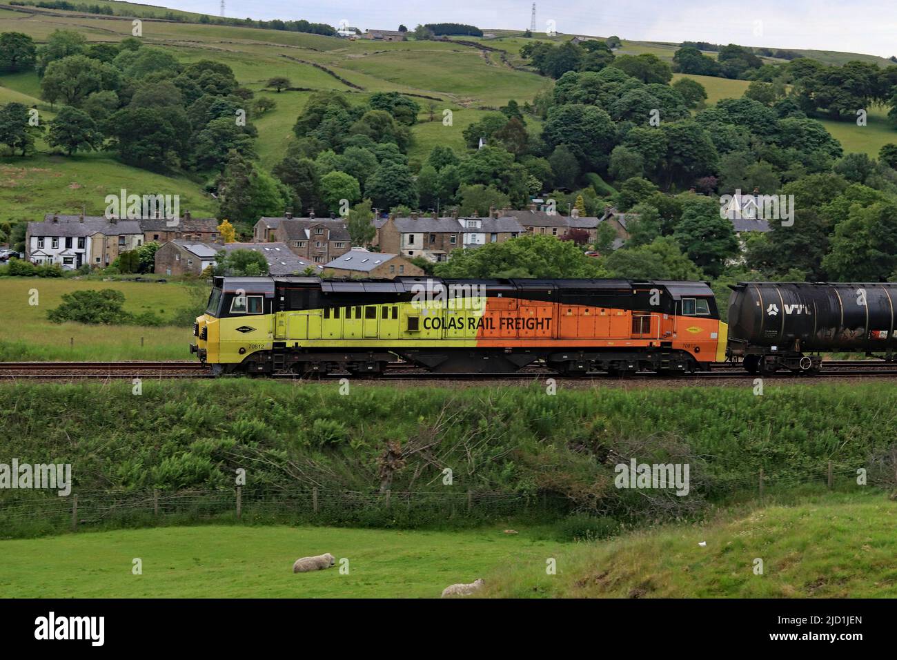 Die Colas-Diesellokomotive Nr. 70812 fährt mit dem Bitumenzug von der Ölraffinerie Lindsay nach Preston südöstlich von Burnley an der Holme Chapel vorbei. Stockfoto