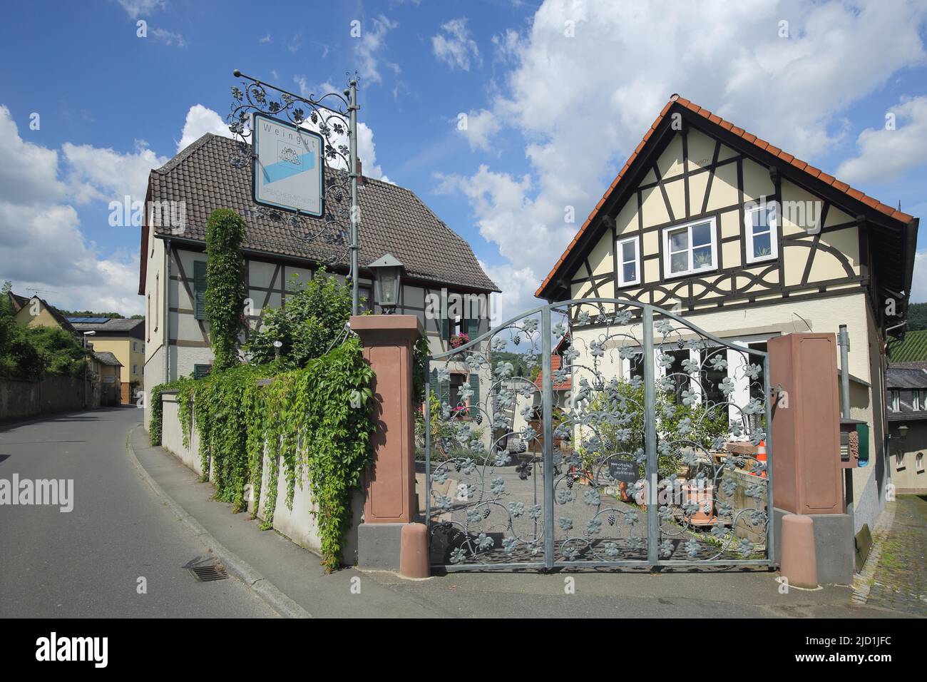 Weingut Speicher-Schuth mit Schild und Tor als Schmiedeeisen in Kiedrich, Rheingau, Taunus, Hessen, Deutschland Stockfoto