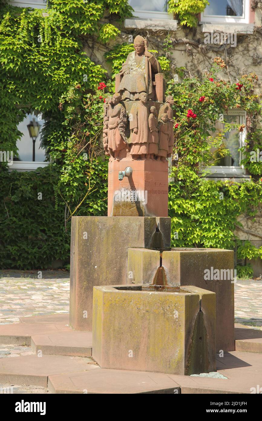 Brunnen auf dem Marktplatz in Kiedrich, Rheingau, Taunus, Hessen, Deutschland Stockfoto