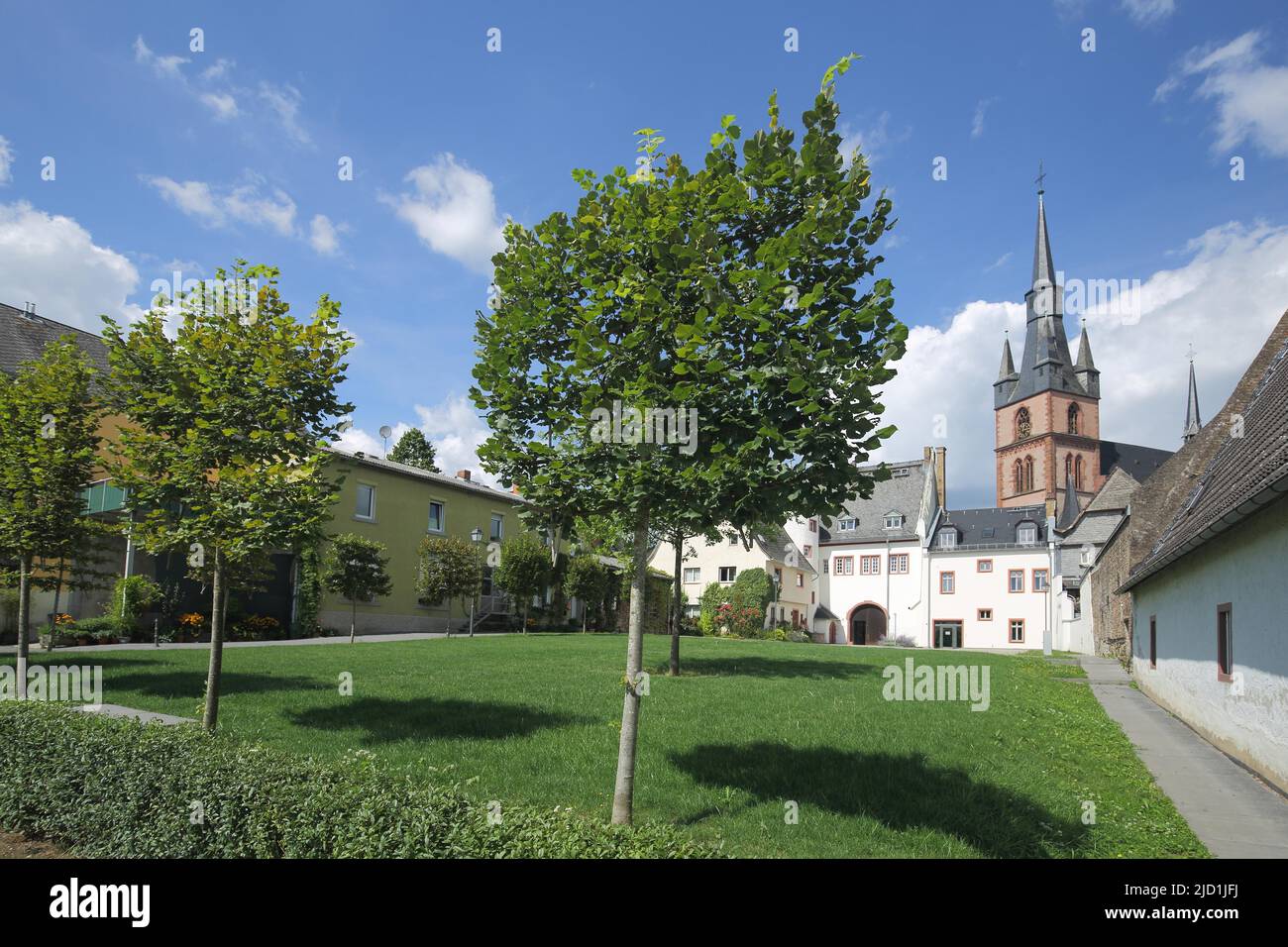 Blick auf den Turm der gotischen St. Valentinus- und Dionysiuskirche in Kiedrich, Rheingau, Taunus, Hessen, Deutschland Stockfoto