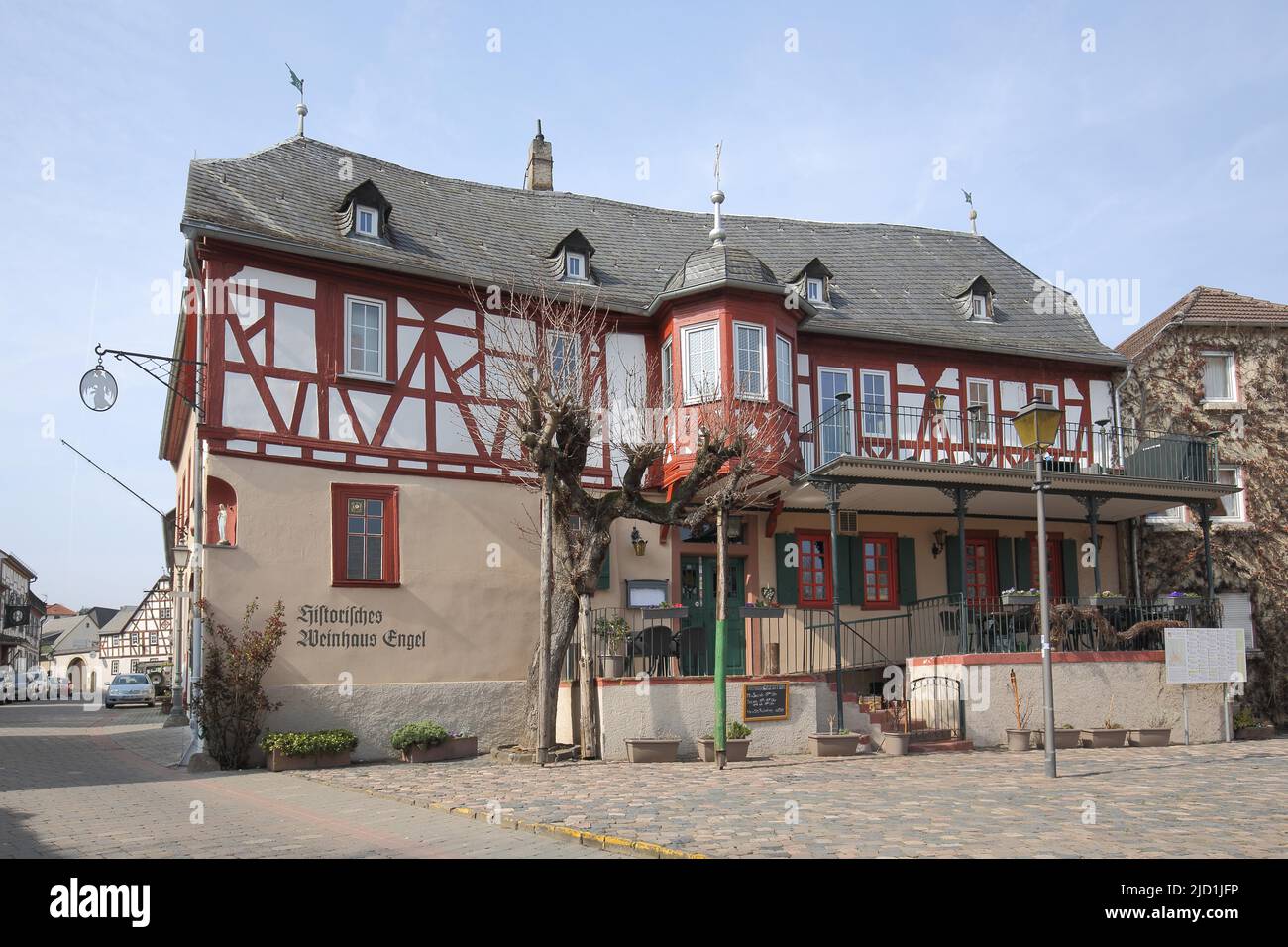 Historisches Fachwerkhaus Weinhaus zum Engel auf dem Marktplatz in Kiedrich, Rheingau, Taunus, Hessen, Deutschland Stockfoto