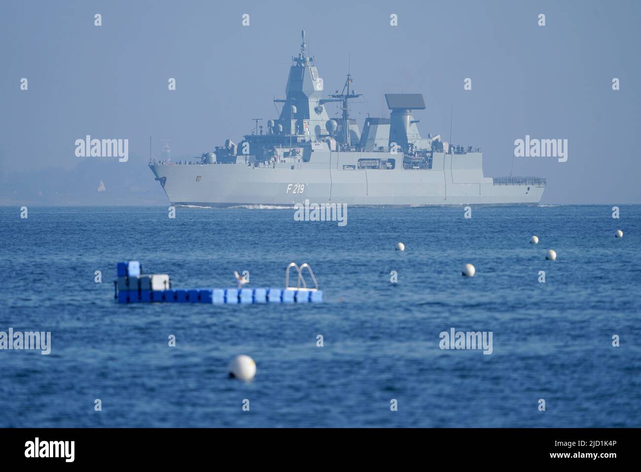 17. Juni 2022, Schleswig-Holstein, Laboe: Die deutsche Fregatte "Sachsen" der Klasse F124 tritt nach dem Baltic Operations (BALTOPS)-Manöver auf der Ostsee in die Kieler Förde ein. Seit dem 5. Juni 2022 haben 45 Schiffe und Boote, 75 Flugzeuge und rund 7.000 Soldaten aus 14 NATO-Ländern sowie Finnland und Schweden an der Übung teilgenommen, so die Marine. Das von der US-Marine angeführte Manöver wird seit 1972 jährlich abgehalten, dieses Jahr zum 51.. Mal. Foto: Marcus Brandt/dpa Stockfoto