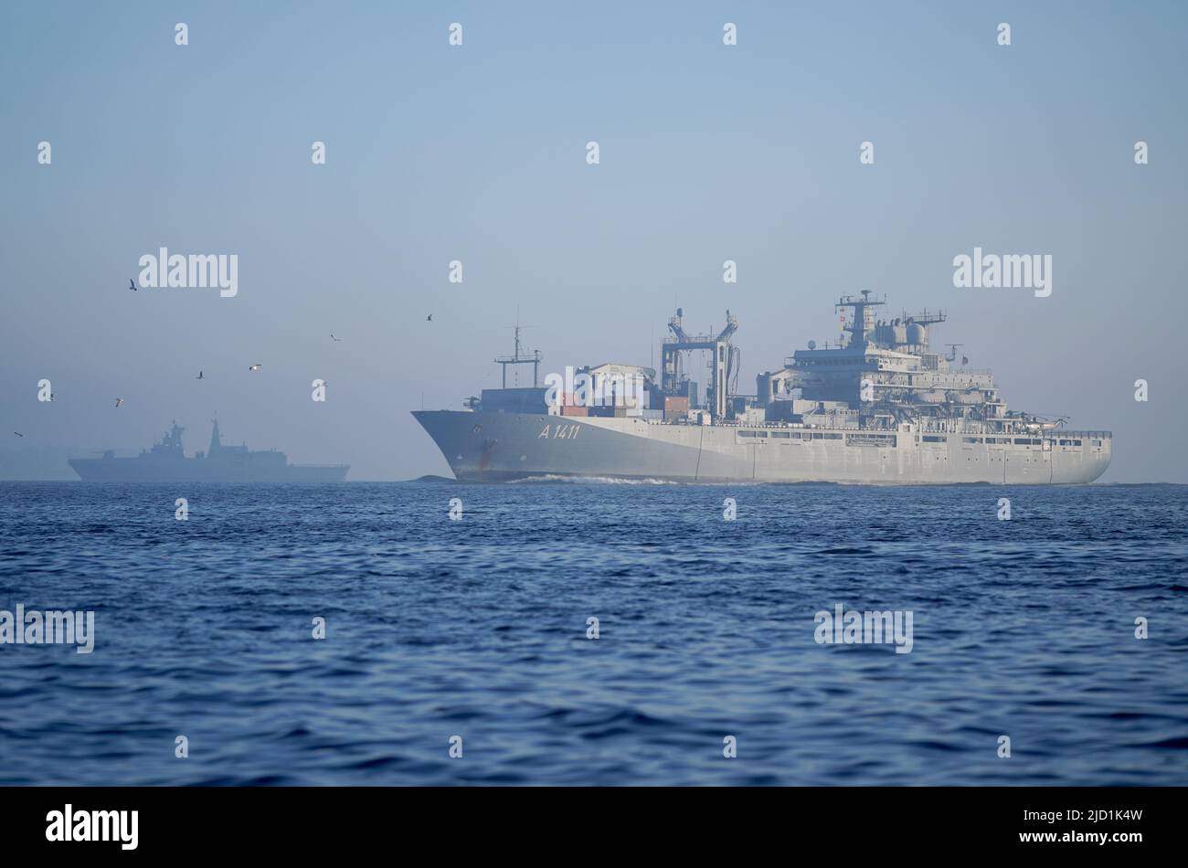 17. Juni 2022, Schleswig-Holstein, Kiel: Nach dem Baltic Operations (BALTOPS)-Manöver auf der Ostsee gelangt das deutsche Einsatzschiff 'Berlin' in die Kieler Förde. Im Hintergrund ist die neue Fregatte 'Al-Aziz' für die algerische Marine zu sehen. Seit Juni 5 haben 45 Schiffe und Boote, 75 Flugzeuge und rund 7.000 Soldaten aus 14 NATO-Ländern sowie Finnland und Schweden an der Übung teilgenommen, so die Marine. Das von der US-Marine angeführte Manöver wird seit 1972 jährlich abgehalten, dieses Jahr zum 51.. Mal. Foto: Marcus Brandt/dpa Stockfoto