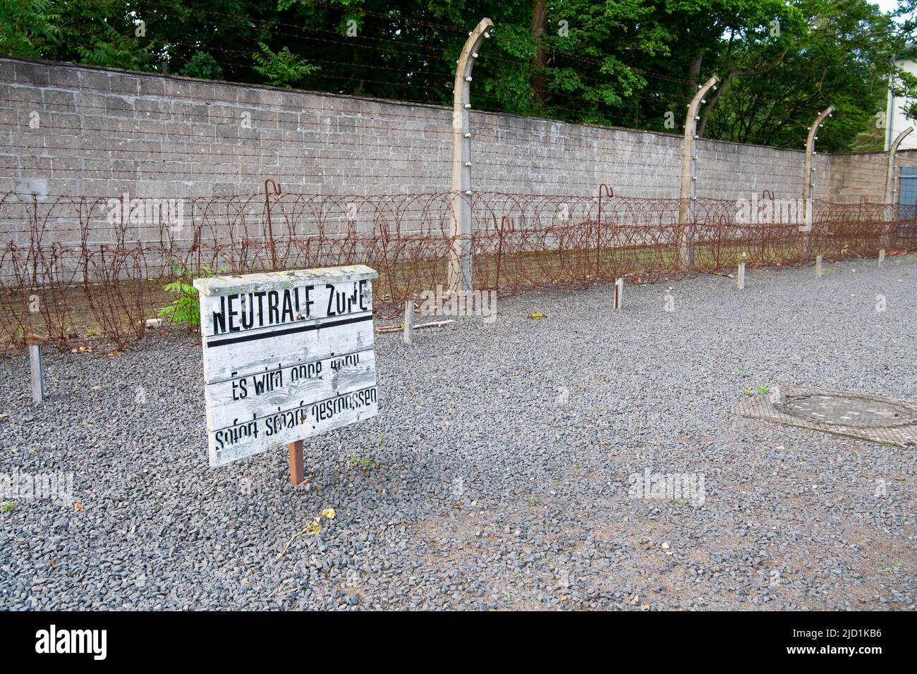 Neutrale Zone, Stacheldraht, elektrischer Zaun, Lagergrenze, Todesstreifen, gedenkstätte, KZ Sachsenhausen, Oranienburg bei Berlin Stockfoto