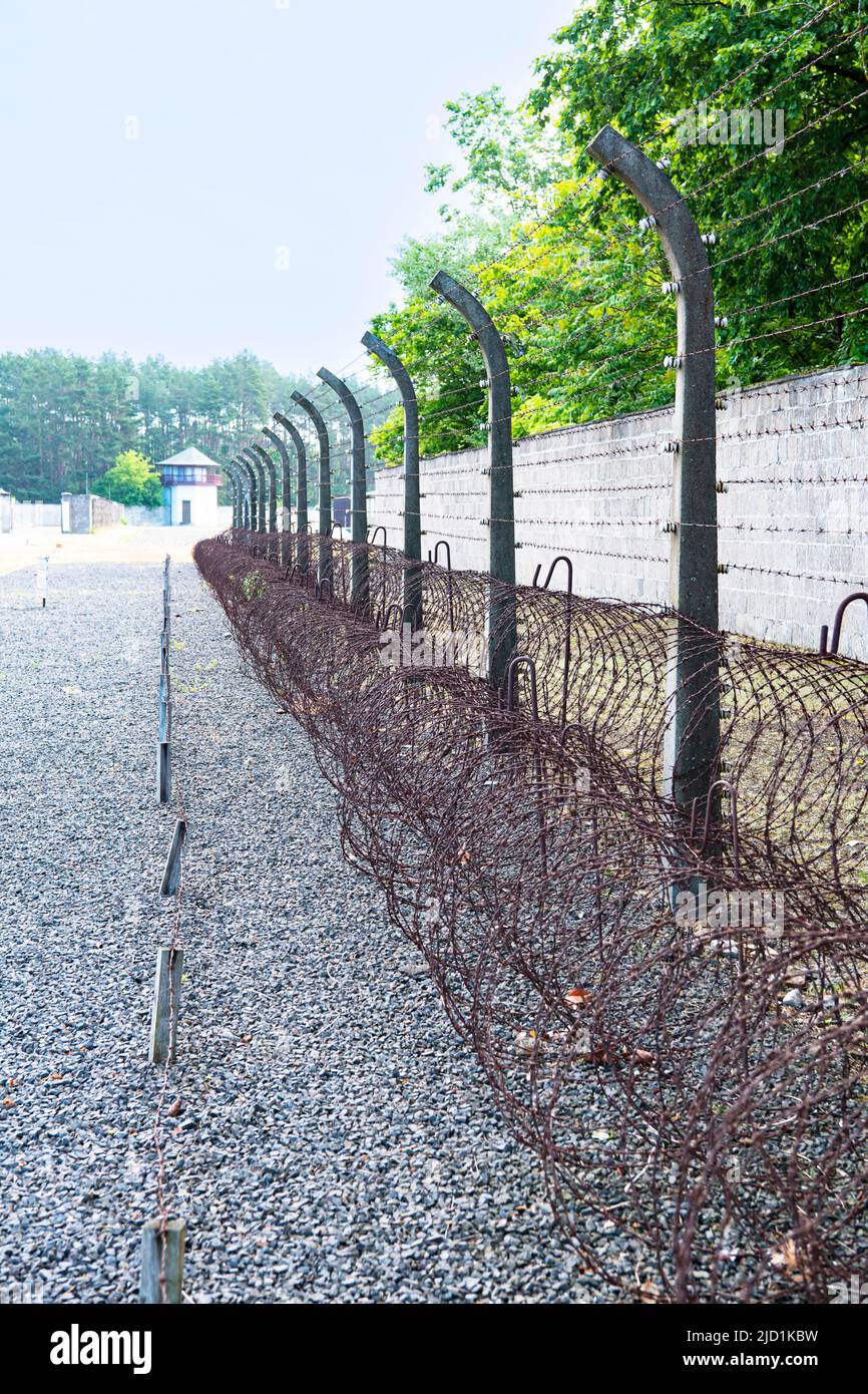 Neutrale Zone, Stacheldraht, elektrischer Zaun, Lagergrenze, Todesstreifen, gedenkstätte, KZ Sachsenhausen, Oranienburg bei Berlin Stockfoto