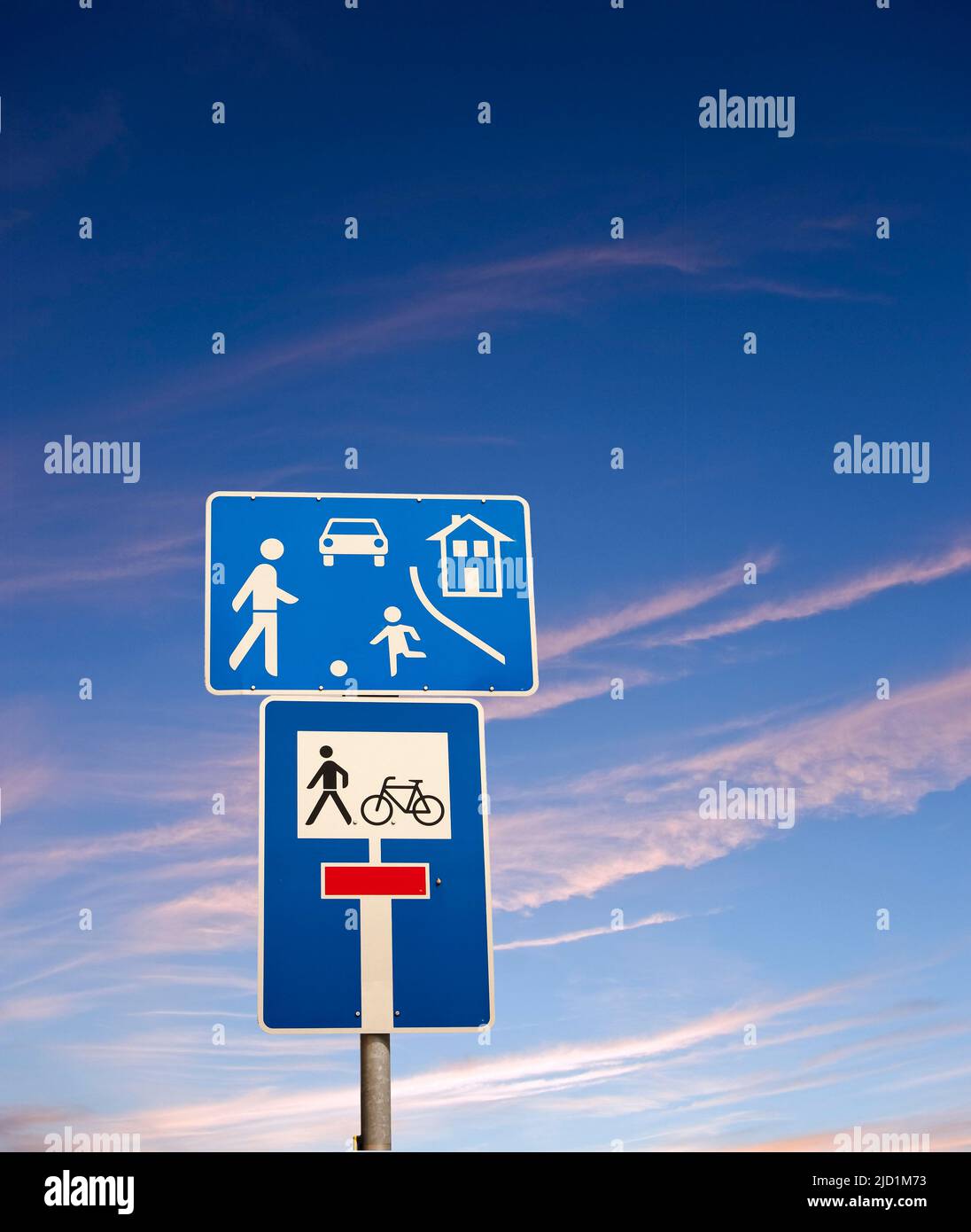 Beschilderung spielen Gasse, Sackgasse, Fußgänger und Radfahrer frei, München, Bayern Stockfoto