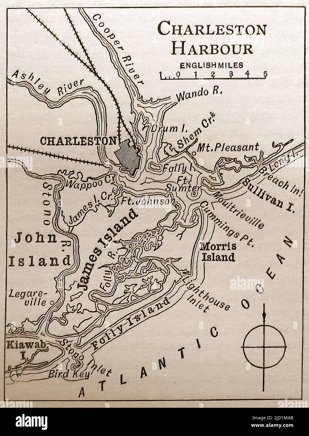 Eine Karte aus dem späten 19.. Jahrhundert von Charleston und Charleston Harbor, South Carolina, USA, die Ortsnamen, Flüsse und Eisenbahnschienen zeigt, wie sie zu dieser Zeit waren; mit Entfernungen in englischen Meilen. Stockfoto