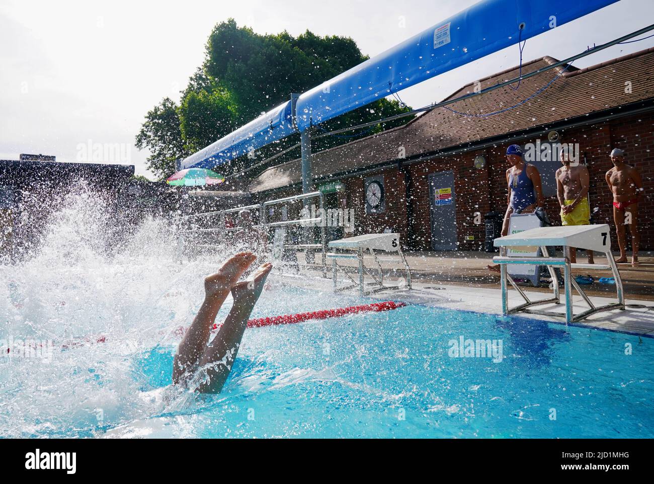 Am frühen Morgen können sich die Menschen im London Fields Lido in Hackney im Osten Londons abkühlen. Laut dem Met Office wird in London mit 34C (93,2F) und möglicherweise einigen Stellen in East Anglia am Freitag gerechnet. Bilddatum: Freitag, 17. Juni 2022. Stockfoto