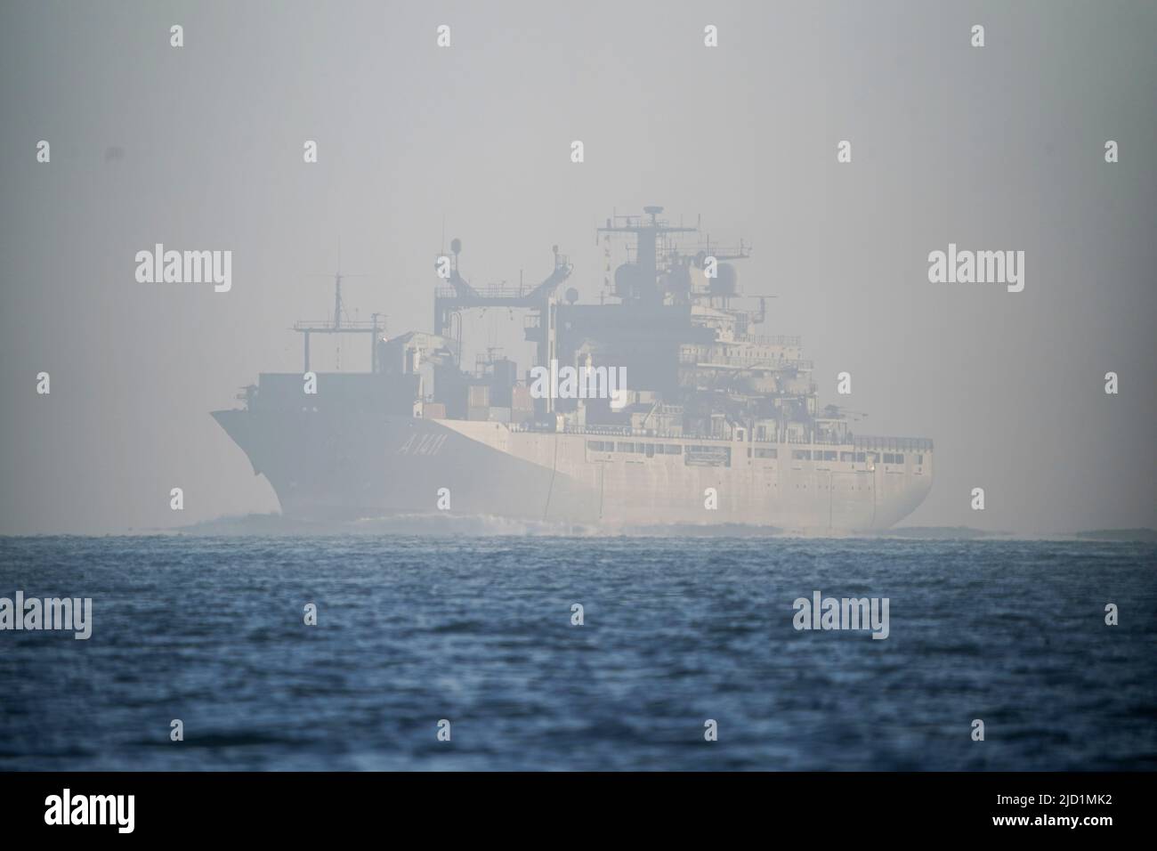 17. Juni 2022, Schleswig-Holstein, Kiel: Nach dem Baltic Operations (BALTOPS)-Manöver auf der Ostsee gelangt das deutsche Einsatzschiff 'Berlin' in die Kieler Förde. Im Hintergrund ist die neue Fregatte 'Al-Aziz' für die algerische Marine zu sehen. Seit Juni 5 haben 45 Schiffe und Boote, 75 Flugzeuge und rund 7.000 Soldaten aus 14 NATO-Ländern sowie Finnland und Schweden an der Übung teilgenommen, so die Marine. Das von der US-Marine angeführte Manöver wird seit 1972 jährlich abgehalten, dieses Jahr zum 51.. Mal. Foto: Marcus Brandt/dpa Stockfoto