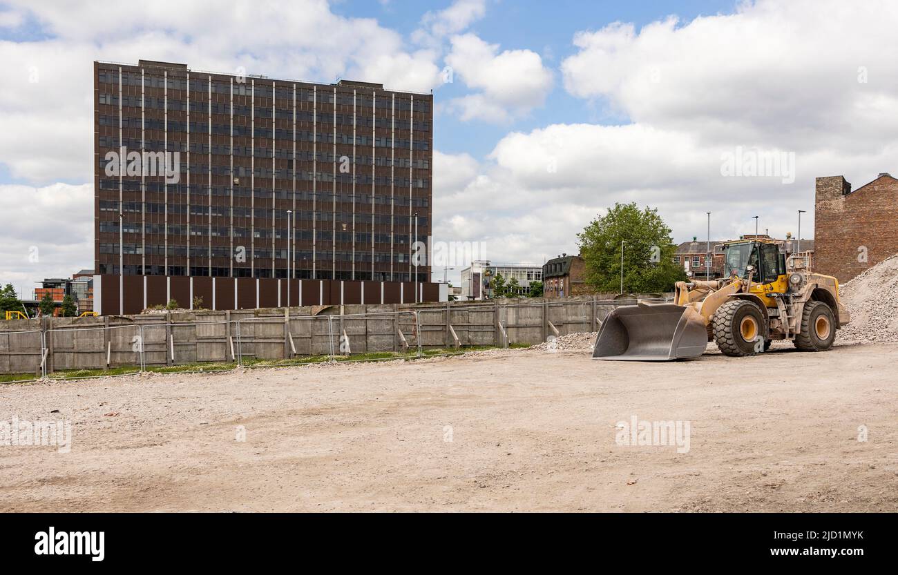 Hanley Stoke on Trent Sanierungsarbeiten wie begonnen in der Innenstadt große Erdbeweger im Vordergrund alten Finanzamt Gebäude im Hintergrund Stockfoto
