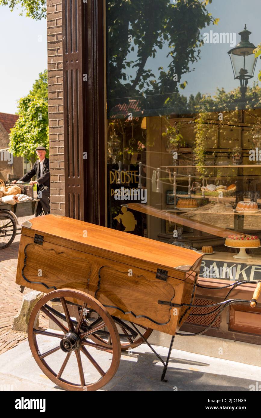 Enkhuizen, Niederlande. Altmodisches Transportmittel aus dem letzten Jahrhundert im Zuiderzee-Museum in Enkhuizen. Hochwertige Fotos Stockfoto