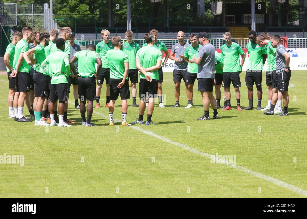 firo: 16.06.2022, Fuvuball, Fußball: Regionalliga West: Trainingsstart SC Preuvuen Mvºnster, Münstercoach, Sascha Hildmann, Aachen zum Team, TEamkreisnspr Stockfoto