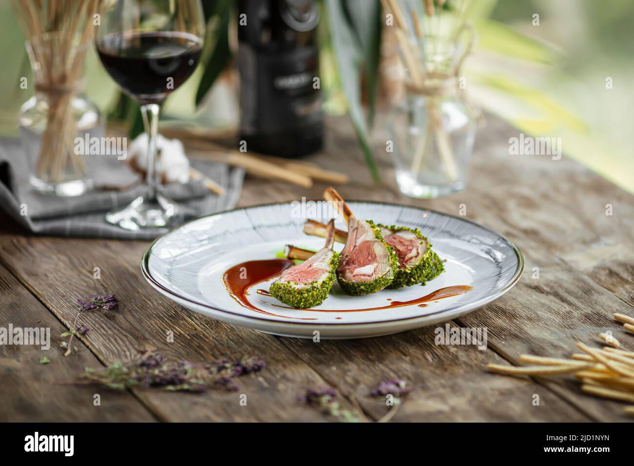 Blick von oben auf dem Teller mit Gourmet-Lammschnitzel-Rippchen Stockfoto