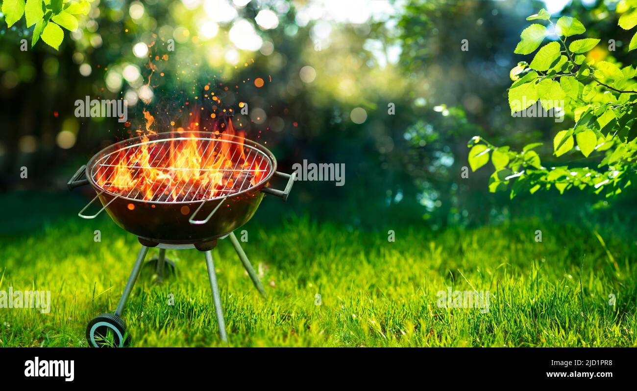 Barbecue Grill im Garten mit Feuerflamme - Grillen im Freien Stockfoto