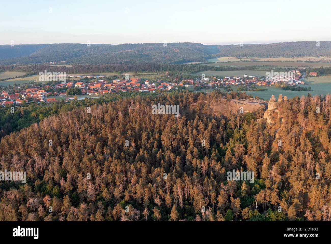 02. Juni 2022, Sachsen-Anhalt, Timmenrode: Die ersten Sonnenstrahlen des Tages trafen die Hamburger Wappen. Die Sandsteinformation ist Teil eines beliebten Höhenweges, der sich vom Großvaterfelsen bei Blankenburg bis zum Hamburger Wappen bei Timmenrode schlängelt. Vorbei an bizarr geformten Felsen mit phantasievollen Namen wie Schweinekopf, Zwergenhöhe oder Teufelskessel gibt es unterwegs immer wieder beeindruckende Ausblicke auf die Bergwelt des Harzes. Auch als Löbbeckestieg bekannt, ist der Abschnitt des Höhenweges im Bereich des Teufelsmauer Co Stockfoto