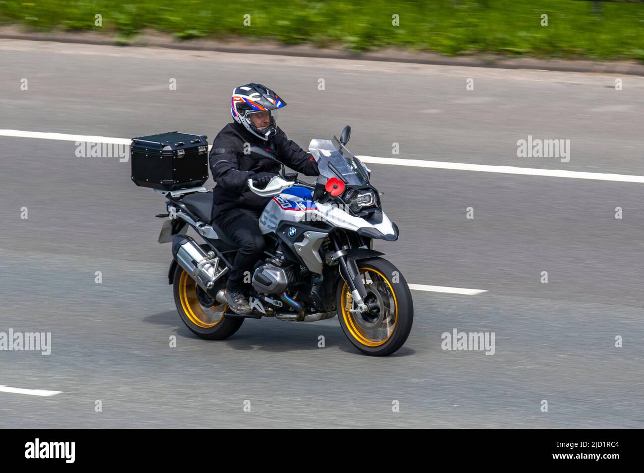 BMW 1250 GS; Fahren auf der Autobahn M6, Manchester, Großbritannien Stockfoto