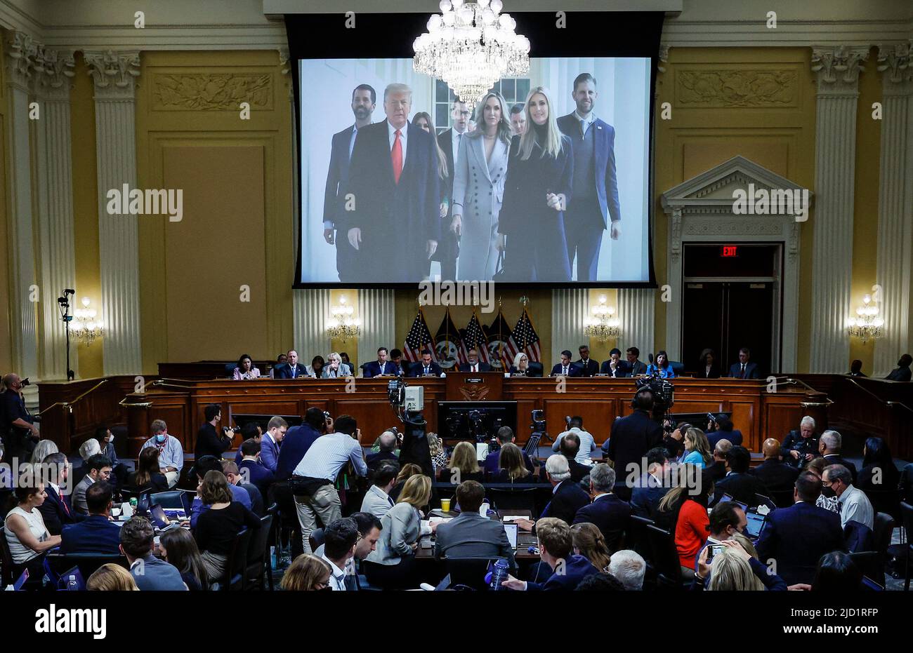 WASHINGTON, DC - 16. JUNI: Ein Bild des ehemaligen Präsidenten Donald Trump und seiner Familie wird während der dritten Anhörung des House Select Committee zur Untersuchung des Angriffs auf das US-Kapitol vom 6.. Januar im Bürogebäude des Cannon House am 16. Juni 2022 in Washington, DC, gezeigt. Das parteiübergreifende Komitee, das seit fast einem Jahr Beweise im Zusammenhang mit dem Angriff vom 6. Januar auf das US-Kapitol sammelt, stellt seine Ergebnisse in einer Reihe von Anhörungen im Fernsehen vor. Am 6. Januar 2021 griffen Anhänger des ehemaligen Präsidenten Donald Trump das US-Kapitolgebäude an, während sie versuchten, sich zu vereifern Stockfoto